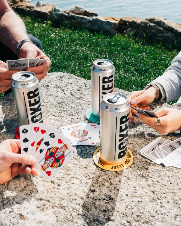 plusieurs personnes jouant aux cartes avec Bière du Boxer